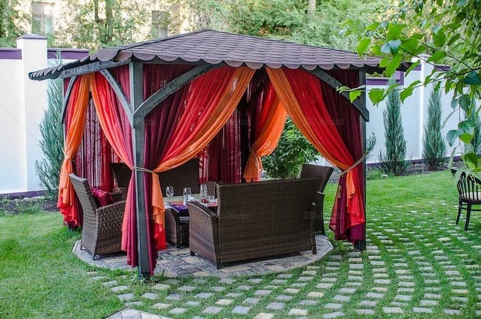 Závěsy, které promění altán: 40 inspirací pro útulnější atmosféru