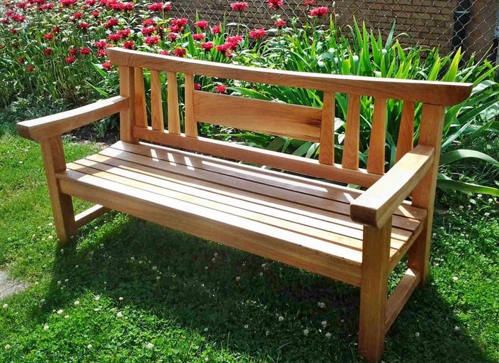 Nadčasové dřevěné lavičky jako šperk zahrady: 40+ vkusných inspirací pro exteriér