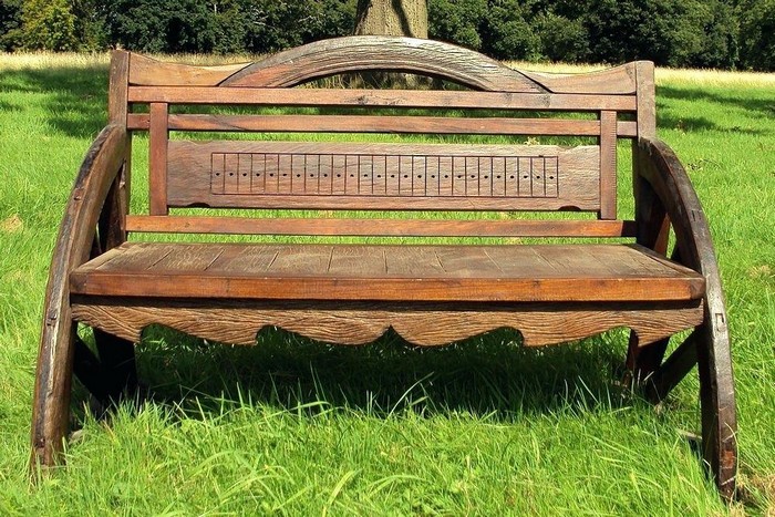 Nadčasové dřevěné lavičky jako šperk zahrady: 40+ vkusných inspirací pro exteriér