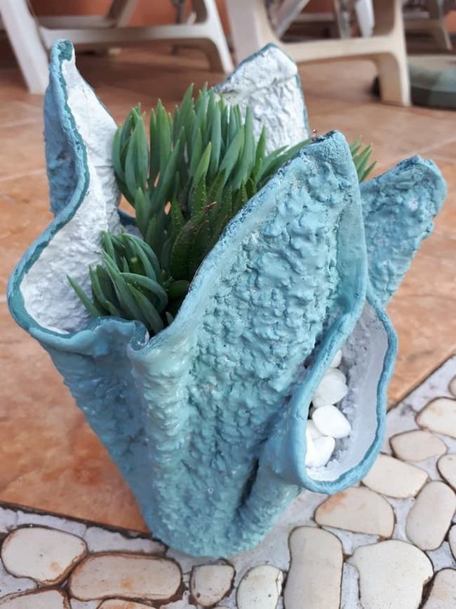 DIY betonové květináče do zahrady: 40 originálních nápadů, které snadno zvládnete