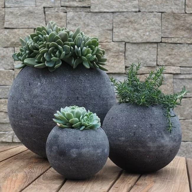 DIY betonové květináče do zahrady: 40 originálních nápadů, které snadno zvládnete