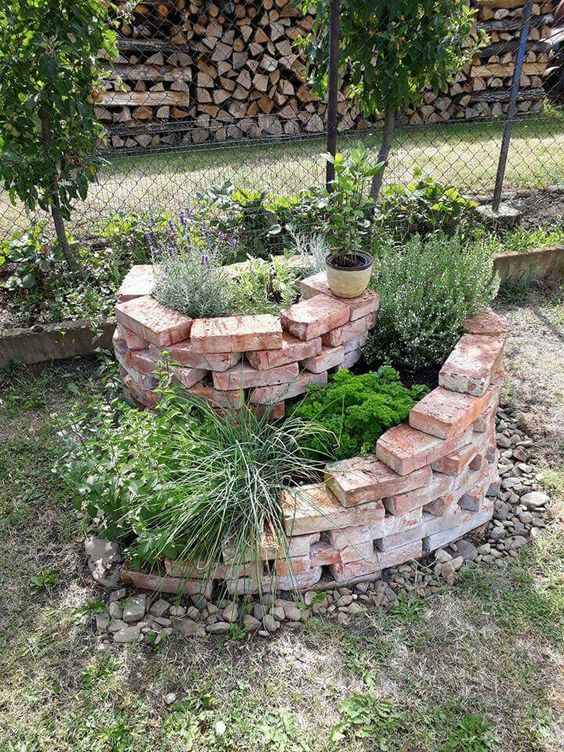 DIY vyvýšený záhon z cihel: elegantní a praktický prvek zahrady