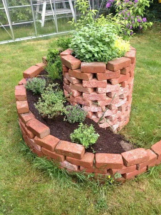 DIY vyvýšený záhon z cihel: elegantní a praktický prvek zahrady