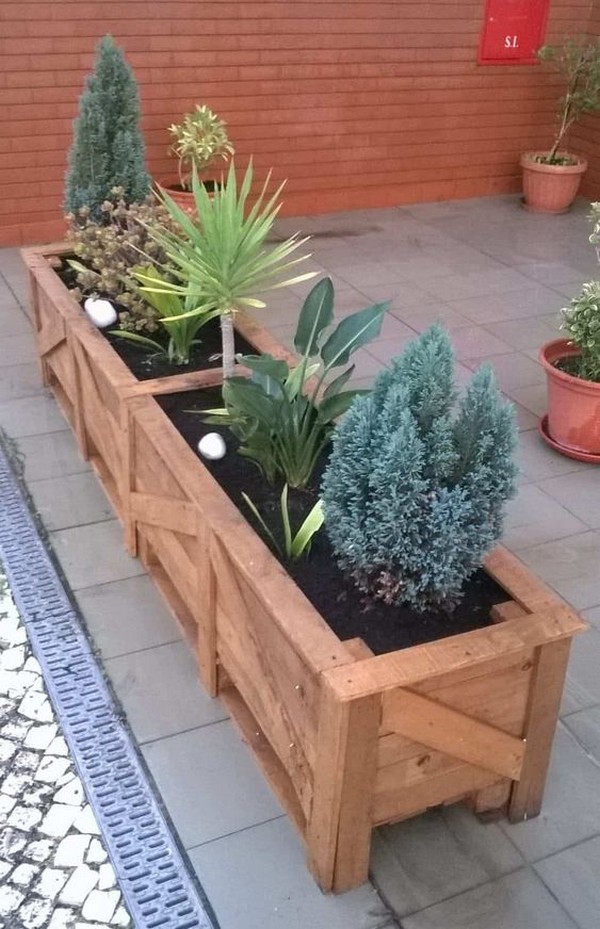 Dřevěné květinové záhony, které rozzáří terasu i verandu