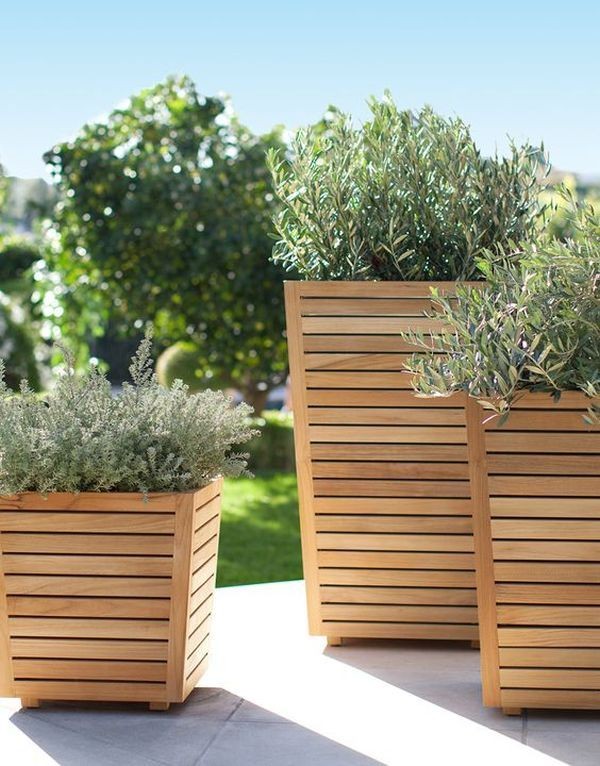 Dřevěné květinové záhony, které rozzáří terasu i verandu