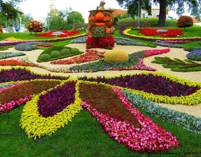 Květinové záhony v arabeskovém stylu: 40 inspirací pro svah i rovinu