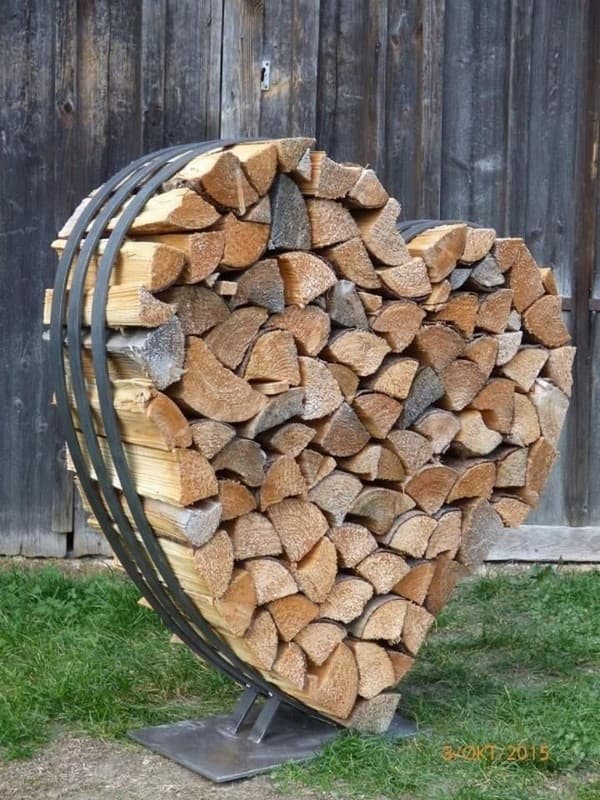 Stylové stojany na dřevo: 25 inspirací pro dům i zahradu