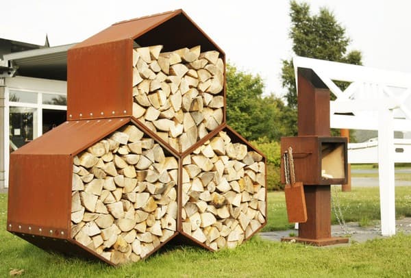 Stylové stojany na dřevo: 25 inspirací pro dům i zahradu