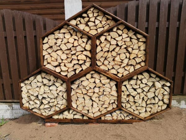 Stylové stojany na dřevo: 25 inspirací pro dům i zahradu