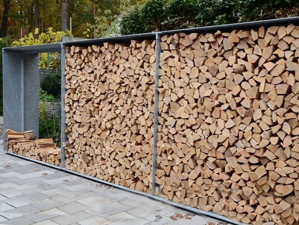 Stylové stojany na dřevo: 25 inspirací pro dům i zahradu