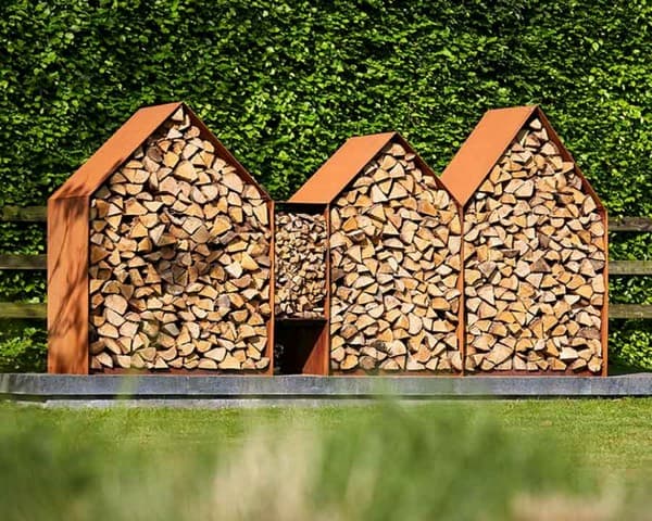 Stylové stojany na dřevo: 25 inspirací pro dům i zahradu