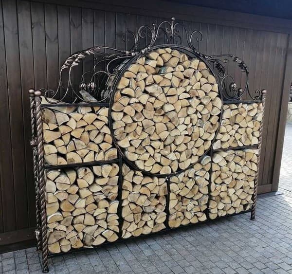 Stylové stojany na dřevo: 25 inspirací pro dům i zahradu