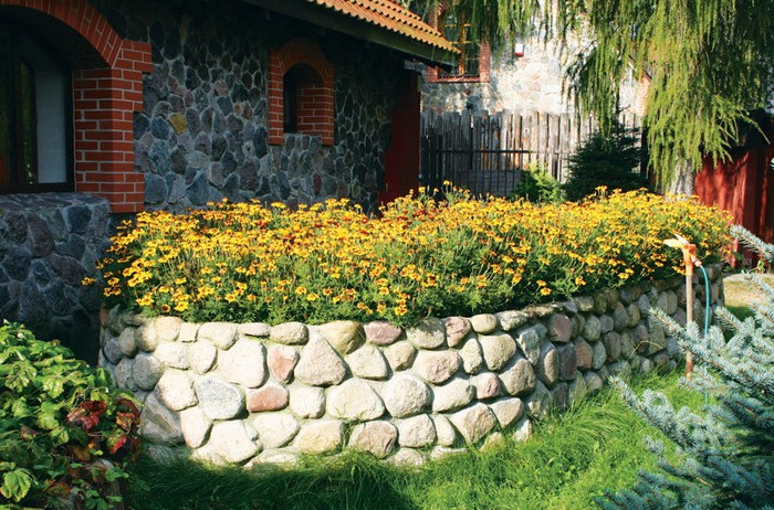 50+ krásných nápadů na skalky a květinové záhony, které zvládne každý