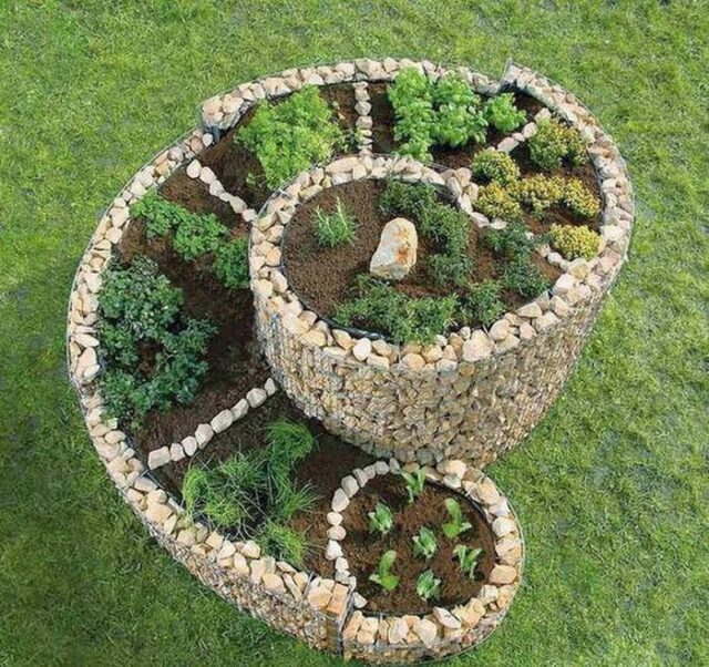 40 inspirací na kamenné květinové záhony, které zvládnete sami