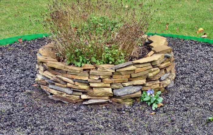 40 inspirací na kamenné květinové záhony, které zvládnete sami