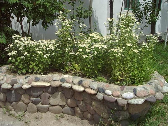 40 inspirací na kamenné květinové záhony, které zvládnete sami