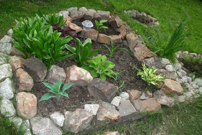 40 inspirací na kamenné květinové záhony, které zvládnete sami