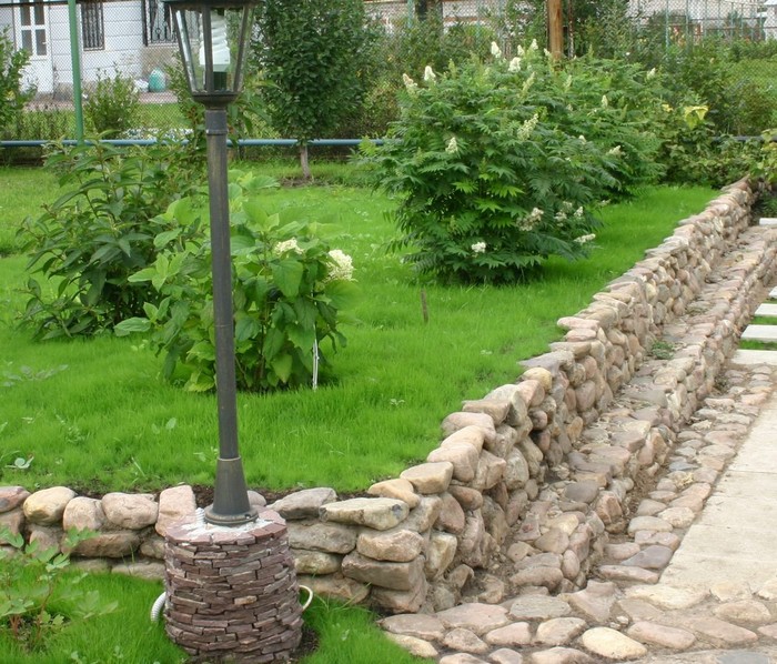 40 inspirací na kamenné květinové záhony, které zvládnete sami