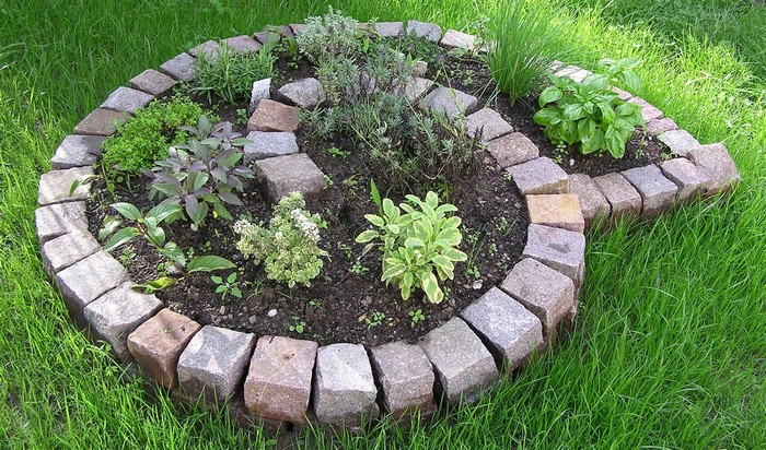 40 inspirací na kamenné květinové záhony, které zvládnete sami