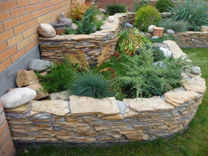 40 inspirací na kamenné květinové záhony, které zvládnete sami