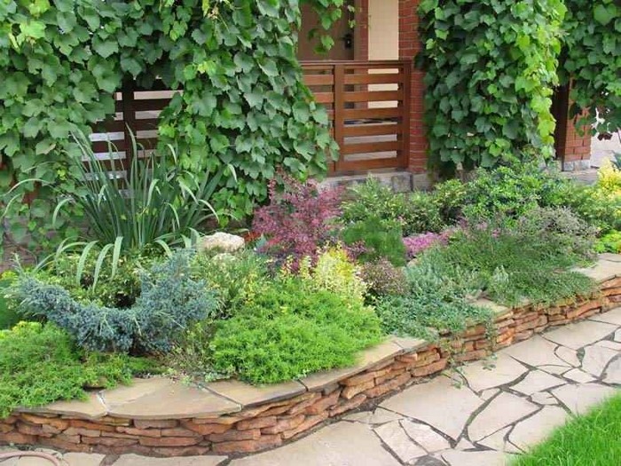 40 inspirací na kamenné květinové záhony, které zvládnete sami