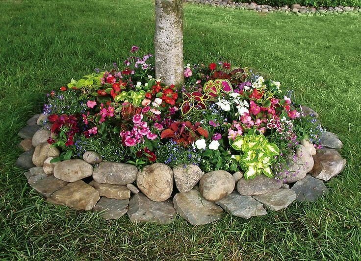 40 inspirací na kamenné květinové záhony, které zvládnete sami