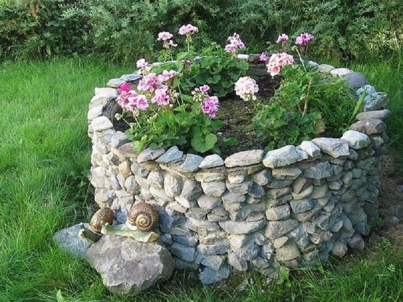 40 inspirací na kamenné květinové záhony, které zvládnete sami
