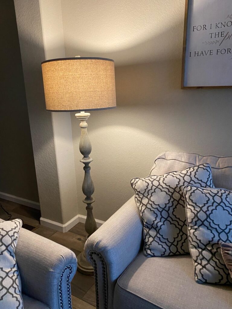 Inspirace na stojací lampy pro útulné a stylové osvětlení