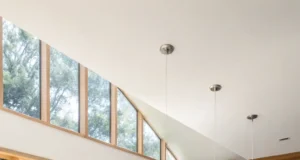 Kuchyňské skříňky z červeného dubu: nadčasová elegance pro váš kuchyňský prostor