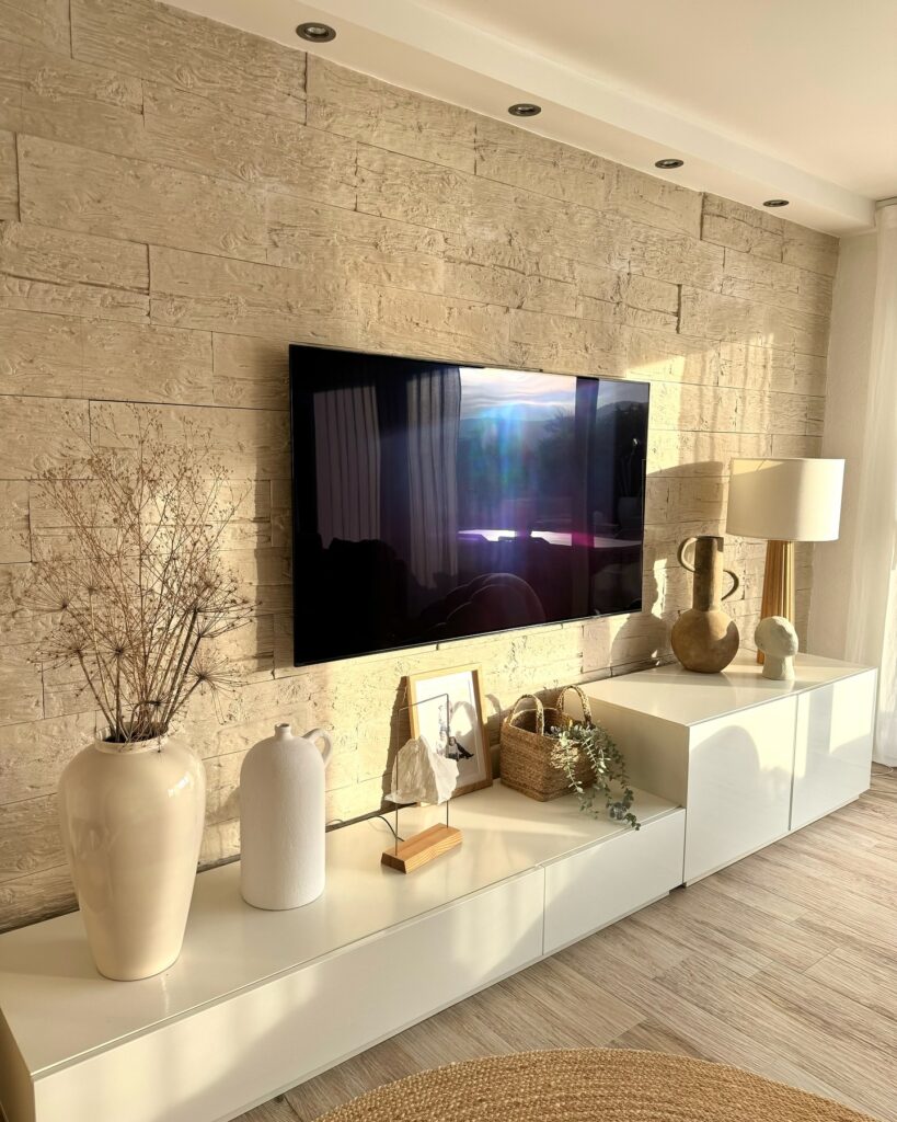 Moderní nápady na TV stěnu v obýváku pro jakýkoli styl