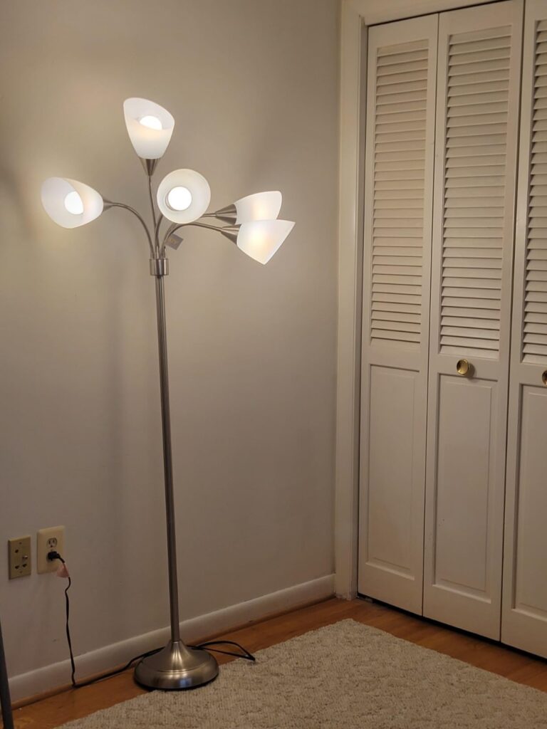 Inspirace na stojací lampy pro útulné a stylové osvětlení