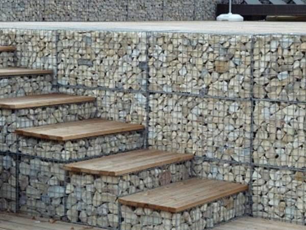Gabiony: praktické a elegantní nápady pro svah, schody i opěrné zídky