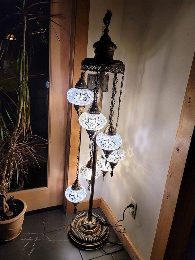 Inspirace na stojací lampy pro útulné a stylové osvětlení