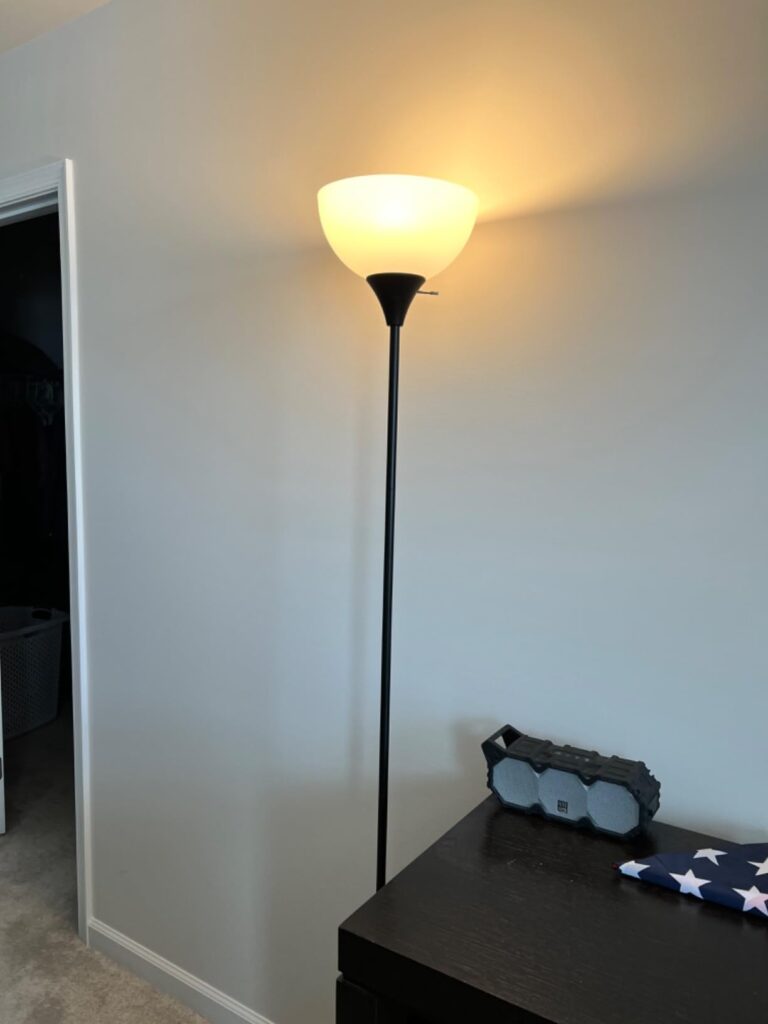 Inspirace na stojací lampy pro útulné a stylové osvětlení