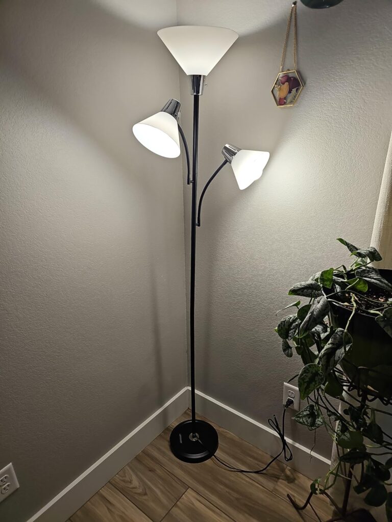 Inspirace na stojací lampy pro útulné a stylové osvětlení