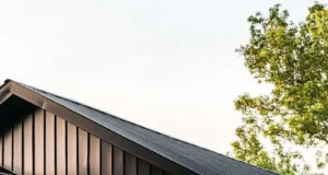 Minimalistická estetika s kombinací cihly a obkladu pro moderní a svěží vzhled domova