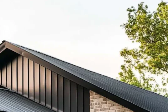 Minimalistická estetika s kombinací cihly a obkladu pro moderní a svěží vzhled domova