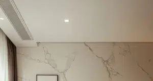 Ložnice s kamennou stěnou: inspirace pro klidný a elegantní interiér