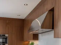 Ořechové kuchyňské skříňky plné elegance a přírodního šarmu Ořechové kuchyňské skříňky plné elegance a přírodního šarmu