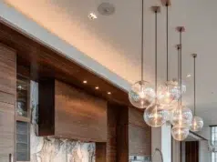 Elegantní inspirace pro kuchyňské skříňky z tmavého dřeva