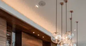 Elegantní inspirace pro kuchyňské skříňky z tmavého dřeva
