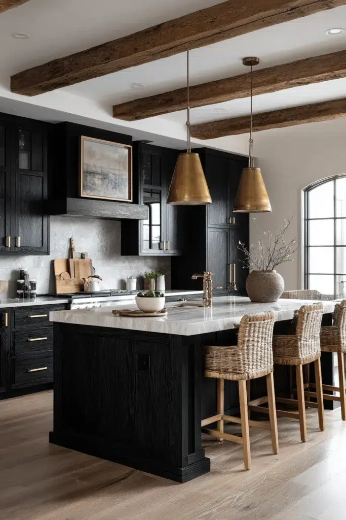 Elegantní inspirace pro kuchyňské skříňky z tmavého dřeva