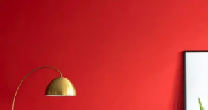 Elegantní černo-červený obývací pokoj: inspirace pro odvážný a luxusní interiér