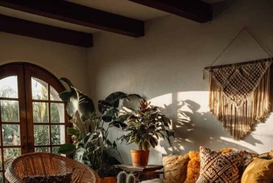 Nápadité inspirace pro obývací pokoj v boho stylu