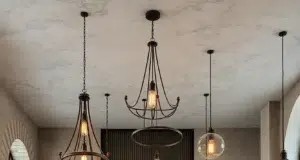 Jak dokonale propojit eklektický design s originálními svítidly, která spolu krásně ladí i bez jednotného stylu