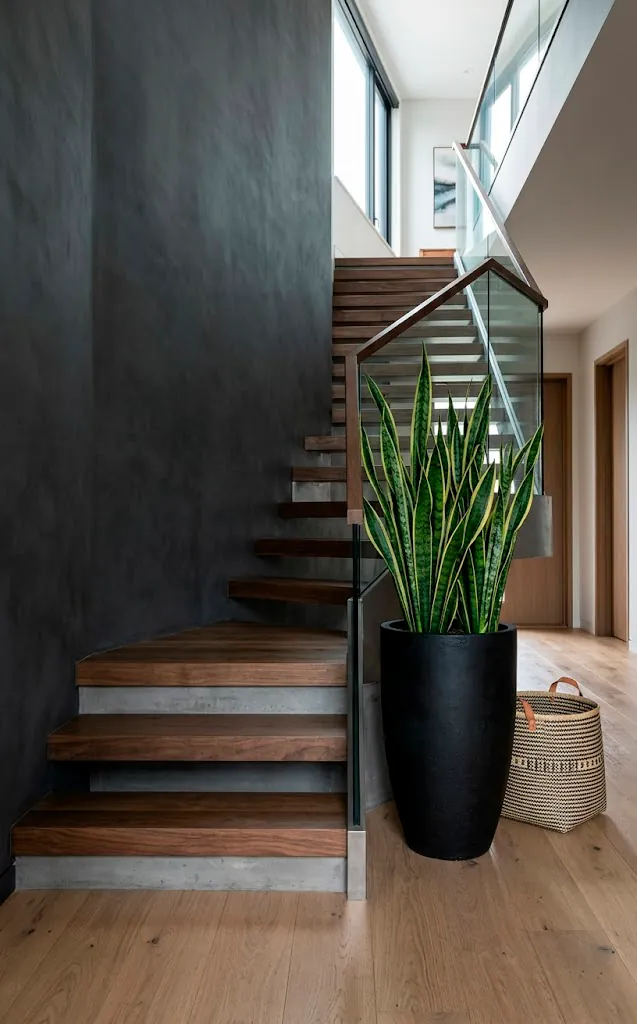 Minimalistické schodiště: inspirace pro elegantní stěny a moderní vstupní prostor