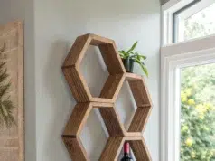 Kreativní DIY nástěnné stojany na víno, které promění stěnu v designový klenot