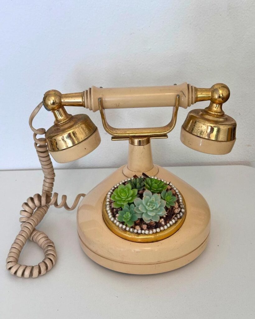 Staré a retro telefony jako originální květinové dekorace