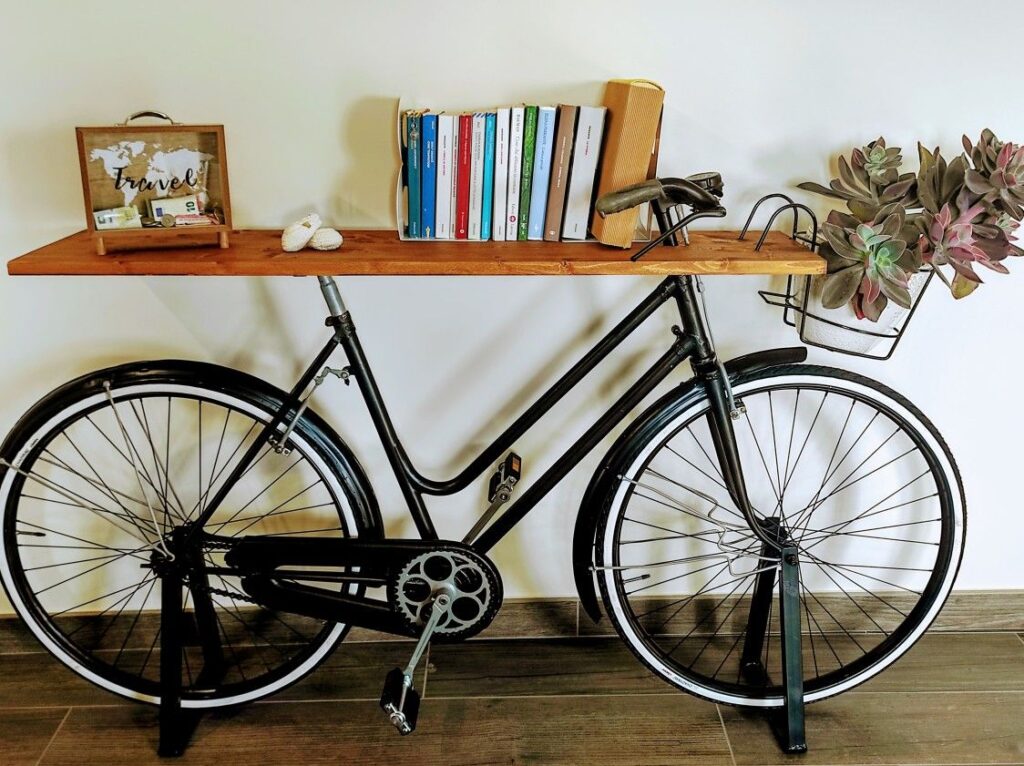 Stolek z vintage kola: originální designový prvek s jedinečným příběhem
