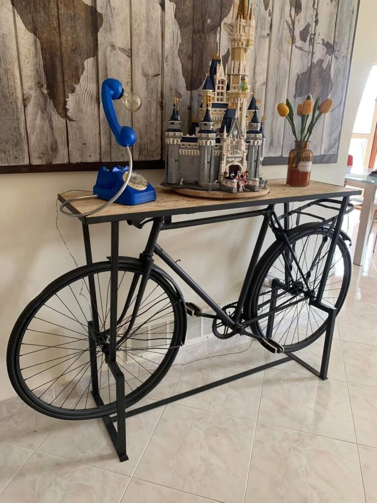 Stolek z vintage kola: originální designový prvek s jedinečným příběhem